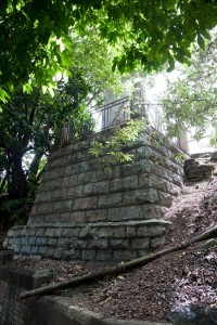 The John Oxley memorial at North Quay, seen from the path behind it leading to the riveside bikepath.